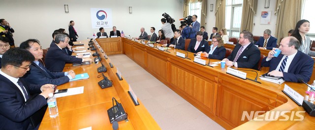 【서울=뉴시스】사진공동취재단 = 이도훈 외교부 한반도평화교섭본부장(왼쪽)과 스티븐 비건 미국 국무부 대북정책특별대표가 10일 오전 서울 종로구 도렴동 외교부 청사 양자회의실에서 열린 '비핵화·남북관계 워킹그룹 회의'에 앞서 이야기를 나누고 있다.&nbsp; 워킹그룹 회의가 열리는 것은 지난 3월14일 워싱턴 회의 이후 약 두 달 만이다. 2019.05.10.&nbsp; photo@newsis.com