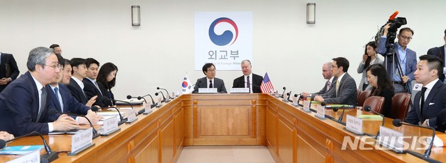 【서울=뉴시스】사진공동취재단 = 이도훈 외교부 한반도평화교섭본부장(왼쪽)과 스티븐 비건 미국 국무부 대북정책특별대표가 10일 오전 서울 종로구 도렴동 외교부 청사 양자회의실에서 열린 '비핵화·남북관계 워킹그룹 회의'에 앞서 이야기를 나누고 있다. 워킹그룹 회의가 열리는 것은 지난 3월14일 워싱턴 회의 이후 약 두 달 만이다. 2019.05.10. photo@newsis.com