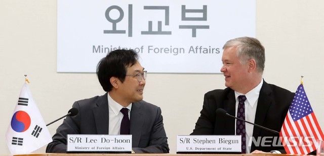 【서울=뉴시스】사진공동취재단 = 이도훈 외교부 한반도평화교섭본부장(왼쪽)과 스티븐 비건 미국 국무부 대북정책특별대표가 10일 오전 서울 종로구 도렴동 외교부 청사 양자회의실에서 열린 '비핵화·남북관계 워킹그룹 회의'에 앞서 이야기를 나누고 있다.&nbsp; 워킹그룹 회의가 열리는 것은 지난 3월14일 워싱턴 회의 이후 약 두 달 만이다. 2019.05.10.&nbsp; photo@newsis.com