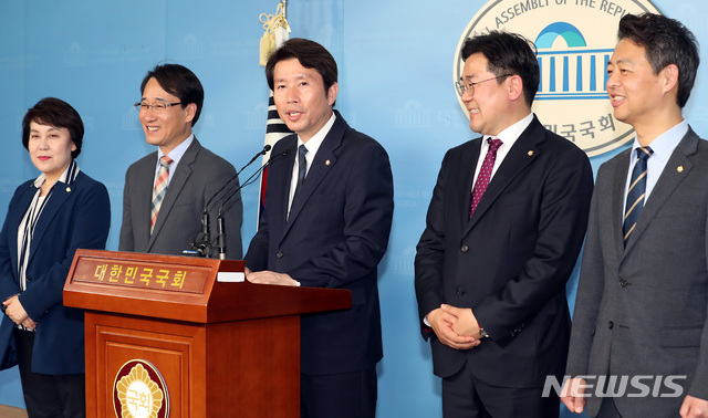 【서울=뉴시스】이종철 기자 = 이인영 더불어민주당 원내대표가 10일 오후 서울 여의도 국회 정론관에서 기자회견을 갖고 4기 원내대표단을 소개하고 있다. 왼쪽부터 정춘숙 원내대변인, 이원욱 원내수석부대표, 이인영 원내대표, 박찬대 원내대변인, 김영호 원내부대표. 2019.05.10.&nbsp; jc4321@newsis.com
