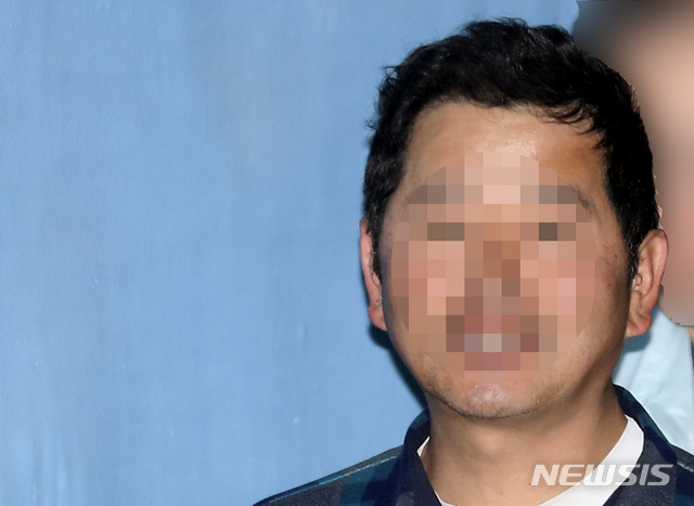 【서울=뉴시스】최진석 기자 = 윤석열 서울중앙지검장을 겨냥해 협박성 인터넷 방송을 한 혐의를 받고 있는 유튜버 김상진씨가 지난 10일 오후 서울 서초구 서울중앙지법으로 구속 전 피의자 심문(영장실질심사)을 받기 위해 출석하고 있다. 2019.05.10. myjs@newsis.com