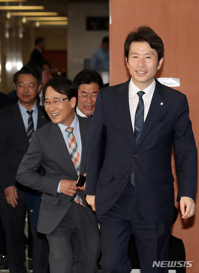 【서울=뉴시스】이종철 기자 = 이인영 더불어민주당 원내대표가 10일 오후 서울 여의도 국회 정론관에서 4기 원내대표단을 소개하기 위해 입장하고 있다. 2019.05.10.&nbsp; jc4321@newsis.com