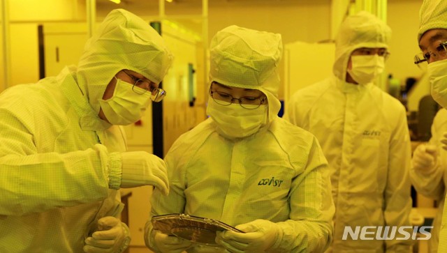 【서울=뉴시스】10일 대구경북과학기술원(DGIST)에서 문미옥 과학기술정보통신부 제1차관이 반도체 소자에 대한 설명을 듣고 있다. 2019.05.10. (사진=과학기술정보통신부 제공) photo@newsis.com