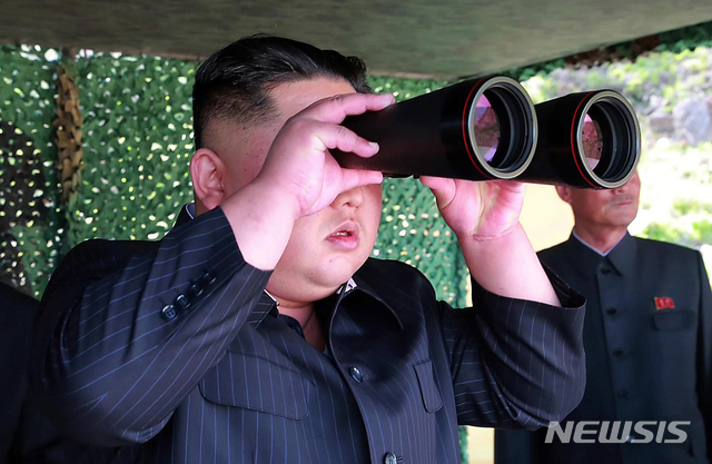 【서울=뉴시스】북한 김정은 국무위원장이 지난 9일 조선인민군 전연 및 서부전선방어부대들의 화력타격훈련을 지도했다고 10일 조선중앙TV가 보도했다. 2019.05.10. (사진=조선중앙TV 캡처)&nbsp; photo@newsis.com