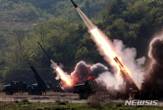 【서울=뉴시스】북한 김정은 국무위원장이 지난 9일 조선인민군 전연 및 서부전선방어부대들의 화력타격훈련을 지도했다고 10일 조선중앙TV가 보도했다. 2019.05.10. (사진=조선중앙TV 캡처)&nbsp; photo@newsis.com