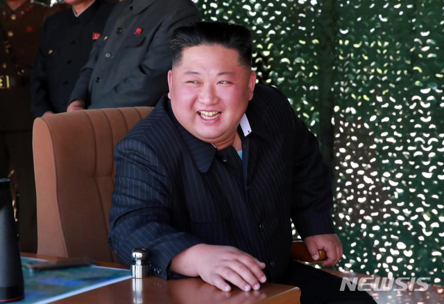 【서울=뉴시스】북한 김정은 국무위원장이 지난 9일 조선인민군 전연 및 서부전선방어부대들의 화력타격훈련을 지도했다고 10일 조선중앙TV가 보도했다. 2019.05.10. (사진=조선중앙TV 캡처) photo@newsis.com