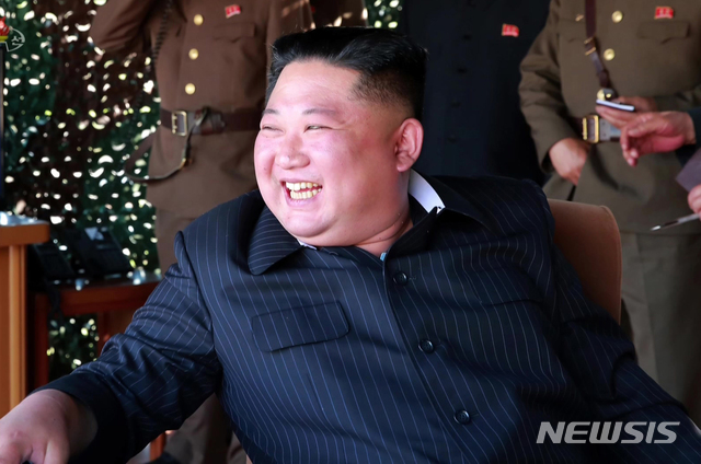 【서울=뉴시스】북한 김정은 국무위원장이 지난 9일 조선인민군 전연 및 서부전선방어부대들의 화력타격훈련을 지도했다고 10일 조선중앙TV가 보도했다. 2019.05.10. (사진=조선중앙TV 캡처) photo@newsis.com
