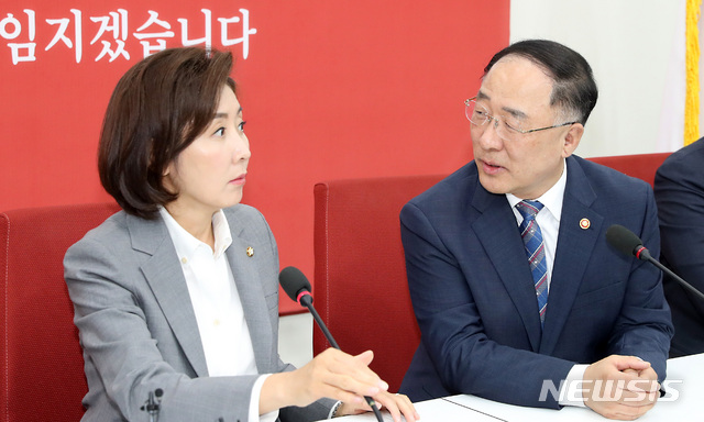 【서울=뉴시스】이종철 기자 = 홍남기 부총리 겸 기획재정부 장관이 10일 오후 서울 여의도 국회로 자유한국당 나경원 원내대표를 예방하여 추경안과 주요 민생·경제법안들의 처리를 부탁하고 있다. 2019.05.10. jc4321@newsis.com