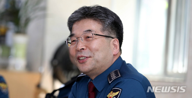 【서울=뉴시스】추상철 기자 = 민갑룡 경찰청장이 10일 오후 서울 마포경찰서 홍익지구대를 방문해 대원들과 간담회를 하고 있다. 2019.05.10.&nbsp; scchoo@newsis.com