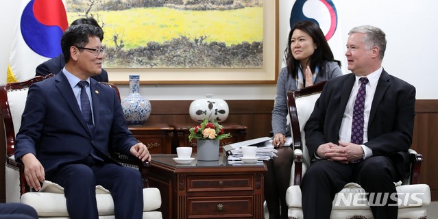 【서울=뉴시스】 고범준 기자 = 김연철 통일부 장관이 10일 오후 서울 종로구 세종대로 정부서울청사 통일부에서 스티븐 비건 미국 국무부 대북정책특별대표와 면담을 하고 있다. 2019.05.10.&nbsp; bjko@newsis.com