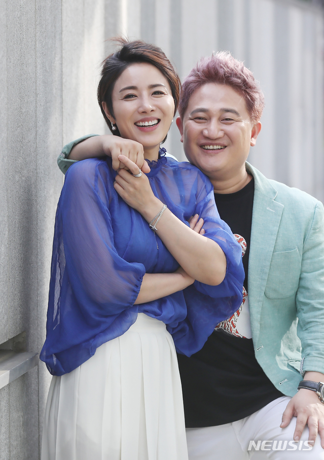 【서울=뉴시스】조수정 기자 = 종편채널 TV조선 예능프로그램 '인생감정쇼-얼마예요?' 출연중인 배우 최영완과 연극연출가인 손남목(오른쪽) 극단 두레 대표 부부가 10일 오후 서울 상암동에서 뉴시스와 인터뷰에 앞서 포즈를 취하고 있다. chocrystal@newsis.com