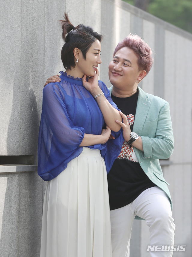 【서울=뉴시스】조수정 기자 = 종편채널 TV조선 예능프로그램 '인생감정쇼-얼마예요?' 출연중인 배우 최영완과 연극연출가인 손남목(오른쪽) 극단 두레 대표 부부가 10일 오후 서울 상암동에서 뉴시스와 인터뷰에 앞서 포즈를 취하고 있다. chocrystal@newsis.com