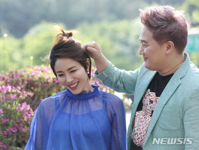 【서울=뉴시스】조수정 기자 = 종편채널 TV조선 예능프로그램 '인생감정쇼-얼마예요?' 출연중인 배우 최영완과 연극연출가인 손남목(오른쪽) 극단 두레 대표 부부가 10일 오후 서울 상암동에서 뉴시스와 인터뷰에 앞서 포즈를 취하고 있다. chocrystal@newsis.com