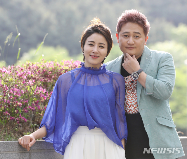 【서울=뉴시스】조수정 기자 = 종편채널 TV조선 예능프로그램 '인생감정쇼-얼마예요?' 출연중인 배우 최영완과 연극연출가인 손남목(오른쪽) 극단 두레 대표 부부가 10일 오후 서울 상암동에서 뉴시스와 인터뷰에 앞서 포즈를 취하고 있다. chocrystal@newsis.com