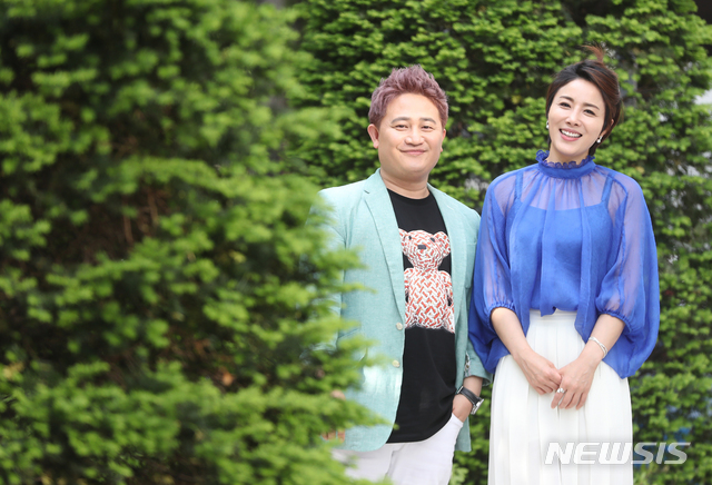 【서울=뉴시스】조수정 기자 = 종편채널 TV조선 예능프로그램 '인생감정쇼-얼마예요?' 출연중인 배우 최영완(오른쪽)과 연극연출가인 손남목 극단 두레 대표 부부가 10일 오후 서울 상암동에서 뉴시스와 인터뷰에 앞서 포즈를 취하고 있다. chocrystal@newsis.com