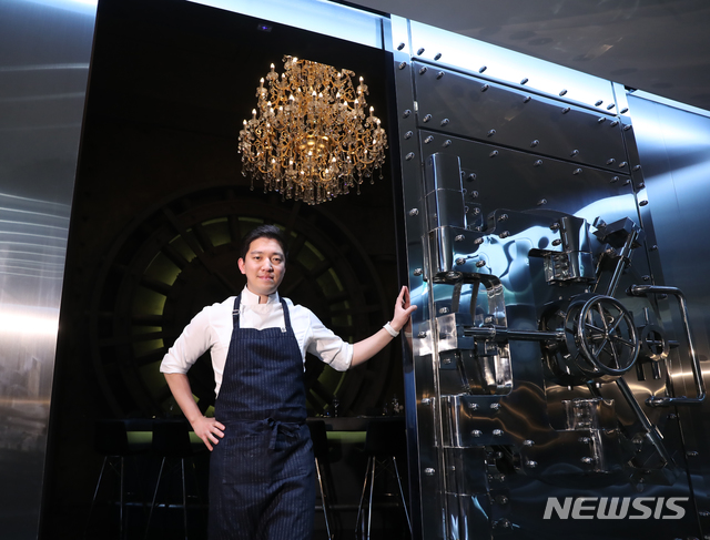 【서울=뉴시스】조수정 기자 = 스타셰프 김호윤이 9일 오후 자신이 운영하는 서울 강남구 삼성동 프라이빗 레스토랑 RIPE에서 뉴시스와 인터뷰에 앞서 포즈를 취하고 있다. chocrystal@newsis.com