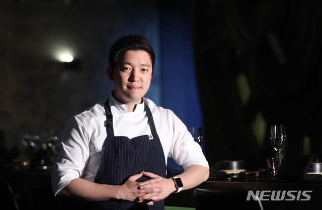 【서울=뉴시스】조수정 기자 = 스타셰프 김호윤이 9일 오후 자신이 운영하는 서울 강남구 삼성동 프라이빗 레스토랑 RIPE에서 뉴시스와 인터뷰에 앞서 포즈를 취하고 있다. chocrystal@newsis.com