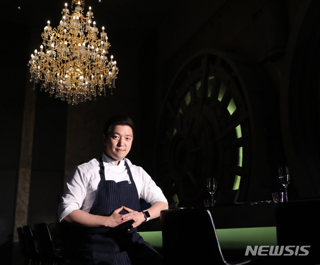 【서울=뉴시스】조수정 기자 = 스타셰프 김호윤이 9일 오후 자신이 운영하는 서울 강남구 삼성동 프라이빗 레스토랑 RIPE에서 뉴시스와 인터뷰에 앞서 포즈를 취하고 있다. chocrystal@newsis.com