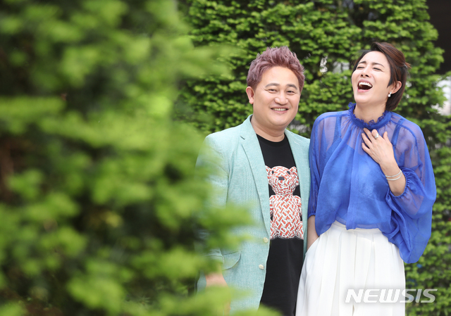 【서울=뉴시스】조수정 기자 = 종편채널 TV조선 예능프로그램 '인생감정쇼-얼마예요?' 출연중인 배우 최영완(오른쪽)과 연극연출가인 손남목 극단 두레 대표 부부가 10일 오후 서울 상암동에서 뉴시스와 인터뷰에 앞서 포즈를 취하고 있다. chocrystal@newsis.com