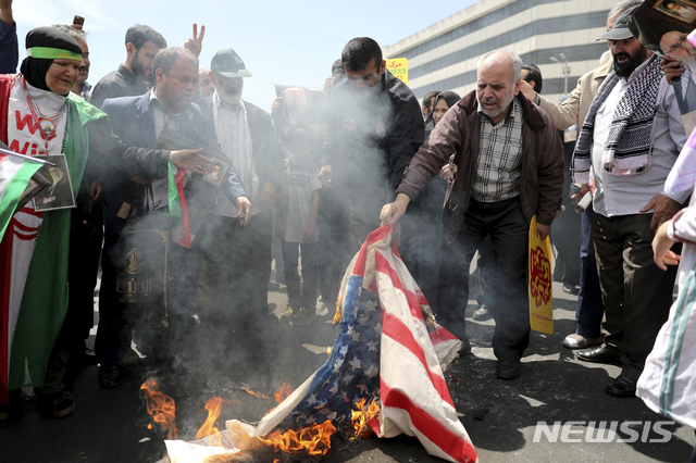 【테헤란=AP/뉴시스】10일(현지시간) 이란 수도 테헤란에서 금요 기도회를 마친 이란인들이 반미 집회를 열고 미국 국기를 태우고 있다. 현지 언론은 이란 혁명수비대 최고위 관계자의 말을 인용해 "이란은 미국의 군사적 압박에 굴하지 않을 것이며 대화도 하지 않을 것"이라고 말했다고 보도했다. 2019.05.10.