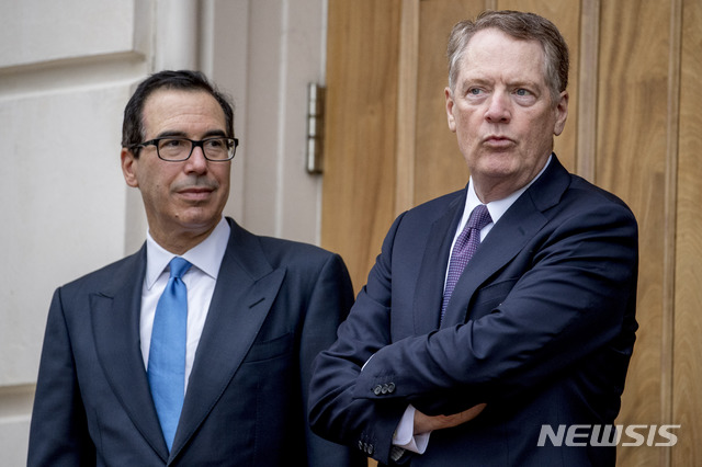 【워싱턴=AP/뉴시스】로버트 라이트하이저 미 무역대표부(USTR)대표(오른쪽)와 스티븐 므누신 재무장관이 10일(현지시간) 워싱턴 USTR 건물 앞에서 류허 중국 부총리가 도착하기를 기다리고 있다. 2019.05.09 