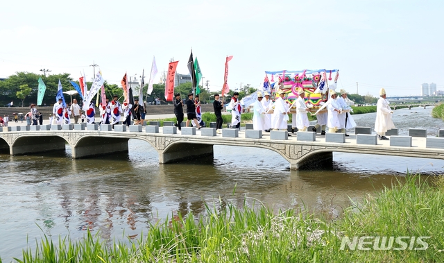 【청주=뉴시스】강신욱 기자 = 11일 동학농민혁명 국가기념일 제정을 축하하는 기념행사가 충북 청주에서 열린 가운데 당시 동학농민군의 원혼을 달래는 꽃상여가 무심천 다리를 건너고 있다. 2019.05.11. ksw64@newsis.com 