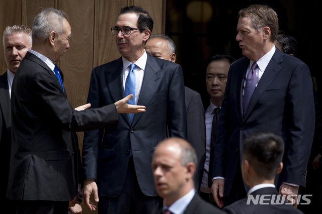 【워싱턴=AP/뉴시스】미중 무역 고위급협상 이틀째인 10일(현지시간) 스티븐 므누신 미국 재무부 장관(왼쪽에서 두번째), 로버트 라이트하이저 미 무역대표부(USTR) 대표가 USTR 사무실을 떠나는 류허 중국 부총리(왼쪽)과 대화하고 있다. 2019.05.13. 