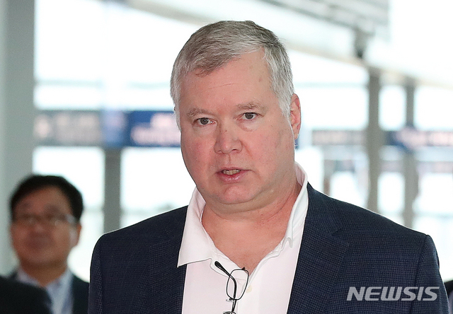【인천공항=뉴시스】김선웅 기자 = 한미워킹그룹 참석 차 방한한 스티븐 비건 미국 국무부 대북정책특별대표가 지난달 11일 오전 인천국제공항을 통해 미국으로 귀국하고 있다. 2019.05.11. mangusta@newsis.com