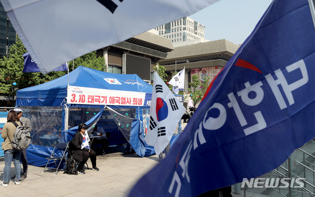 【서울=뉴시스】김병문 기자 = 11일 오전 서울 종로구 광화문광장에 대한애국당의 천막이 불법으로 설치돼 있다. 이날 오전 서울시 광화문광장추진단은 천막을 찾아 대한애국당에게 자진 철거 요청 안내서를 전달했다. 2019.05.11.   dadazon@newsis.com