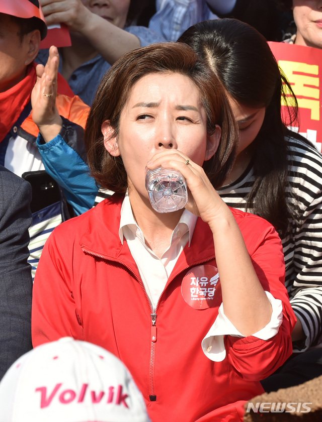 【대구=뉴시스】우종록 기자 = 나경원 자유한국당 원내대표가 11일 오후 대구 달서구 성당동 문화예술회관 앞에서 열린 ‘문재인 STOP!, 국민이 심판합니다.’ 대구·경북지역 규탄대회에 참석해 물을 마시고 있다. 2019.05.11.wjr@newsis.com