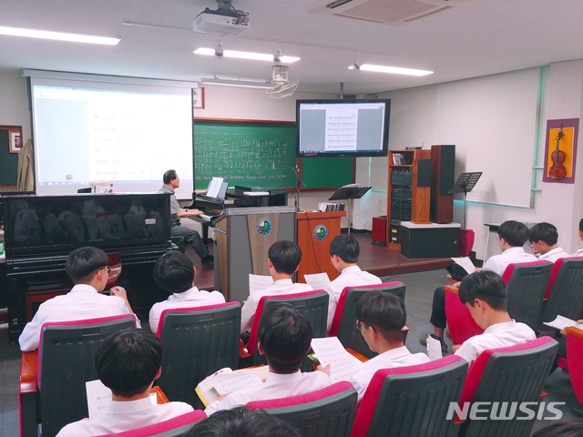 【광주=뉴시스】 송창헌 기자 = 광주 광덕중·고가 친일 음악가에 의해 만들어진 교가(校歌)를 새 교가로 전격 교체했다고 12일 밝혔다.. 교육현장 곳곳에서 친일 잔재 청산작업이 본격화된 가운데 첫 성과물로 꼽힌다. 학생들이 새 교가를 연습하고 있다. 2019.05.12 (사진=광주시교육청 제공)photo@newsis.com