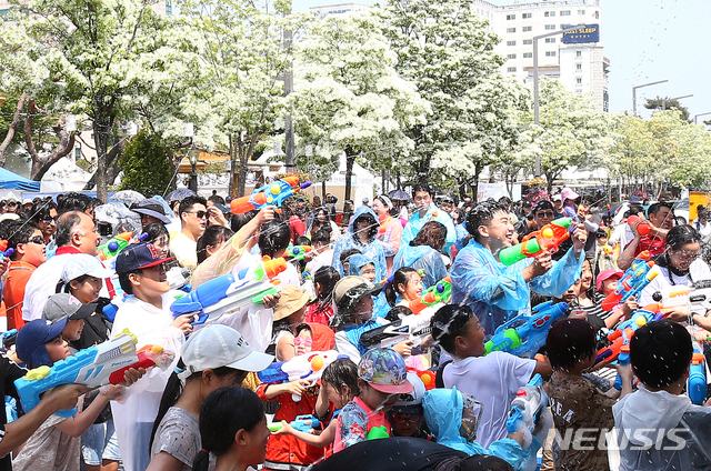 【대전=뉴시스】조명휘 기자 = 지난 11일 오후  2019 유성온천문화축제가 열리는 대전 유성구 온천로 일원에서 건당물총대첩이 펼쳐지고 있다. 2019.05.12. (사진= 유성구청 제공) photo@newsis.com