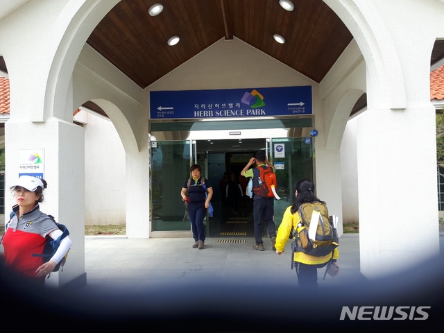 【남원=뉴시스】 한훈 기자 = 전북 남원시 운봉읍 '지리산 운봉 바래봉 철쭉제'가 열리는 지리산 바래봉 및 허브밸리 테마파크에서 화장실 물이 나오지 않아 시민들이 큰 불편을 겪었다.2019.05.12. photo@newsis.com