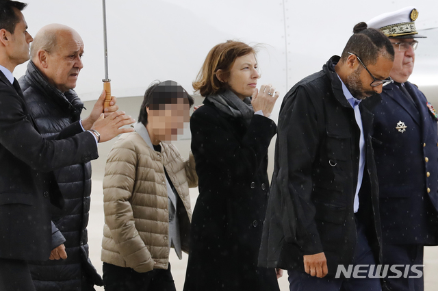 【빌라쿠블레(프랑스)=AP/뉴시스】프랑스군이 구출한 인질 중 신원 미상의 한국인 여성(왼쪽 세 번째)이 11일(이하 현지시간) 프랑스 파리 인근 빌라쿠블레 군 비행장에 도착해 나오고 있다. 프랑스군은 지난 9일 밤 아프리카 서부 부르키나파소의 무장단체에 붙잡혀 있던 신원 미상의 한국인 여성 1명을 포함한 프랑스인 2명, 미국 여성 1명 등 4명을 구출했으며 이 과정에서&nbsp; 프랑스 특수부대원 2명이 사망했다. 2019.05.11. 