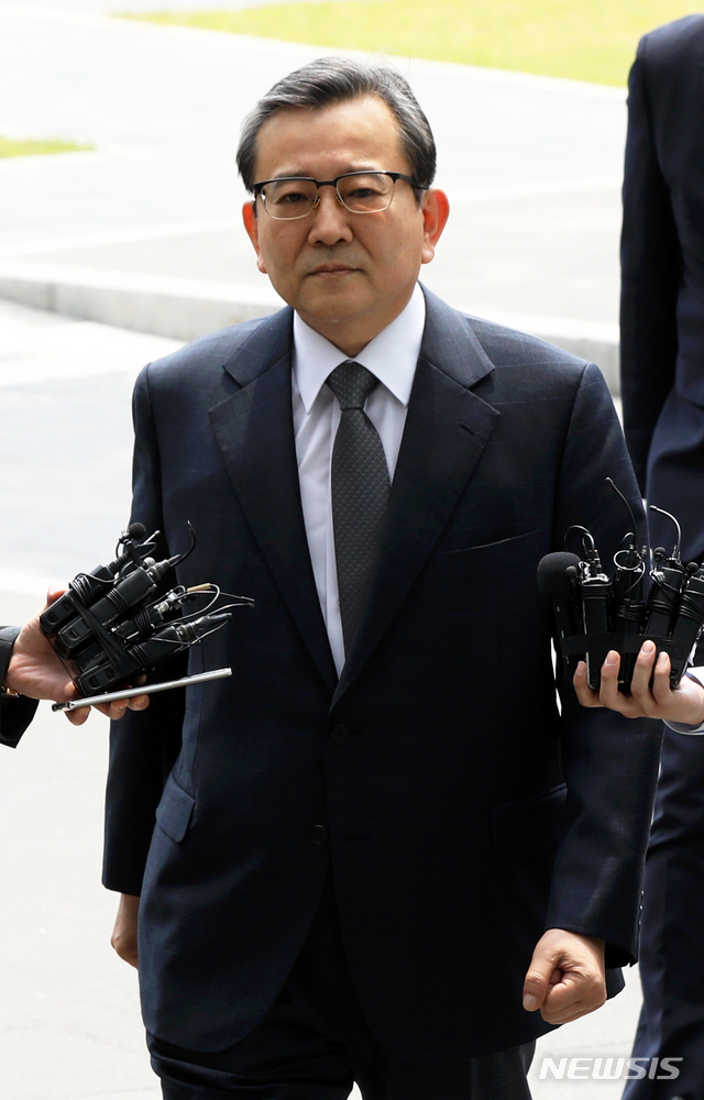 【서울=뉴시스】이윤청 기자 = 김학의 전 법무부 차관이 뇌물수수와 성범죄 의혹 관련 피의자 신분 조사를 받기 위해 12일 오후 서울 송파구 서울동부지방검찰청으로 들어서고 있다. 2019.05.12.&nbsp; radiohead@newsis.com