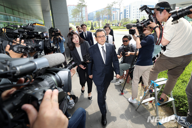 【서울=뉴시스】이윤청 기자 = 김학의 전 법무부 차관이 뇌물수수와 성범죄 의혹 관련 피의자 신분 조사를 받기 위해 12일 오후 서울 송파구 서울동부지방검찰청으로 들어서고 있다. 2019.05.12.&nbsp; radiohead@newsis.com