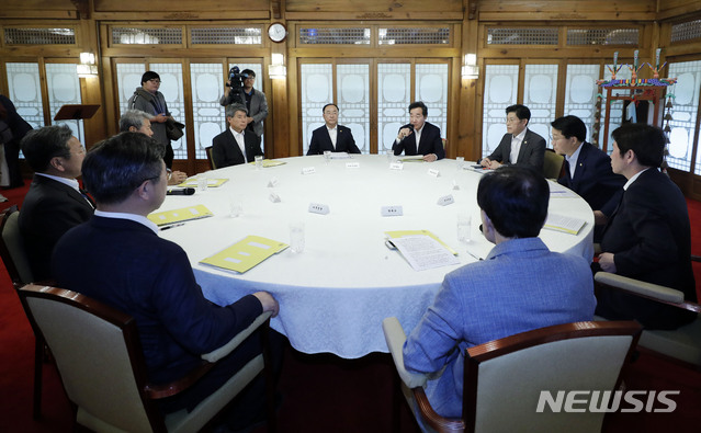 【서울=뉴시스】최동준 기자 = 이낙연 국무총리가 12일 서울 종로구 국무총리공관에서 열린 고위당정협의회에서 모두발언을 하고 있다. 2019.05.12.&nbsp; photocdj@newsis.com