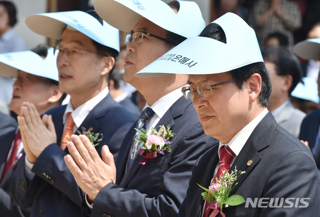 【영천=뉴시스】우종록 기자 = 황교안(왼쪽 세번째) 자유한국당 대표가 12일 오후 불기 2563년 부처님 오신 날을 맞아 경북 영천시 청통면 대한불교조계종 10교구 본사 은해사에서 열린 ‘부처님 오신 날 봉축법요식’에 참석해 자리하고 있다. 2019.05.12. wjr@newsis.com