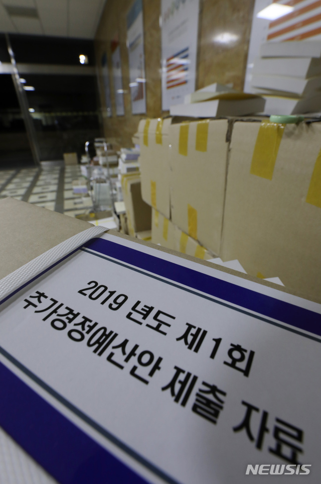 【서울=뉴시스】고승민 기자 = 정부여당과 청와대가 고위 당정청 협의회를 갖고 추가경정예산안을 비롯한 민생법안 처리방안을 논의한 12일 서울 여의도 국회에 각종 자료들이 쌓여 있다. 당초 당정은 미세먼지 저감과 선제적 경기 대응을 위해 편성한 6조7000억원 규모의 추경안을 5월 중 처리키로 했지만, 자유한국당의 장외투쟁으로 국회가 파행을 겪음에 따라 심사 일정은 불투명한 상태다.&nbsp; 특히 한국당은 경기 대응을 위한 추경을 '총선용'이라고 규정하며 재해 추경과 비재해 추경의 분리를 주장하고 있어 처리까지 상당한 진통이 예상된다. 2019.05.12. kkssmm99@newsis.com