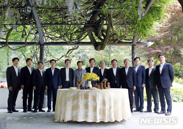 【서울=뉴시스】최동준 기자 = 12일 서울 종로구 국무총리공관에서 열린 고위당정협의회에서 이낙연 국무총리, 홍남기 경제부총리 겸 기획재정부 장관, 더불어민주당 이해찬 대표, 이인영 원내대표, 김수현 청와대 정책실장을 비롯한 참석자들이 기념촬영을 하고 있다. 2019.05.12.&nbsp; photocdj@newsis.com