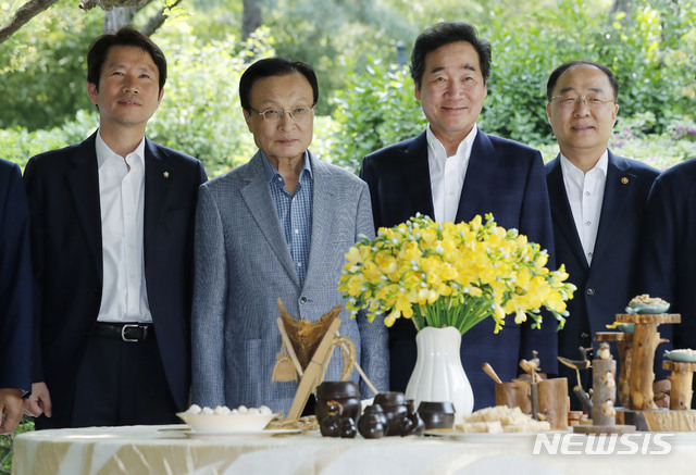 【서울=뉴시스】최동준 기자 = 이낙연(왼쪽 세번째) 국무총리가 12일 서울 종로구 국무총리공관에서 열린 고위당정협의회에서 홍남기(오른족) 경제부총리 겸 기획재정부 장관, 더불어민주당 이해찬(왼쪽 두번째) 대표, 이인영 원내대표와 기념촬영 하고 있다. 2019.05.12.&nbsp; photocdj@newsis.com