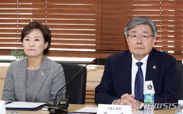 【서울=뉴시스】이영환 기자 = 김현미 국토교통부 장관과 이재갑 고용노동부 장관이 12일 오후 서울 종로구 정부서울청사 회의실에서 열린 국토교통부-고용노동부 노선버스 대응 합동연석회의에 참석해 자리에 앉아 있다. 2019.05.12. 20hwan@newsis.com