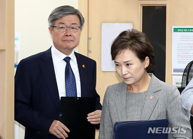 【서울=뉴시스】이영환 기자 = 김현미 국토교통부 장관과 이재갑 고용노동부 장관이 12일 오후 서울 종로구 정부서울청사 회의실에서 열린 국토교통부-고용노동부 노선버스 대응 합동연석회의에 참석하고 있다. 2019.05.12. 20hwan@newsis.com