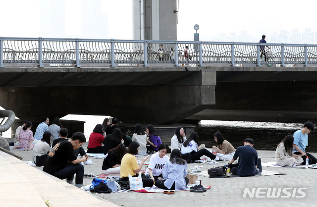 【서울=뉴시스】이윤청 기자 = 서울 낮 최고기온이 29도를 기록한 지난 12일 오후 서울 서초구 반포대교 아래에서 시민들이 더위를 피하고 있다. 2019.05.12. radiohead@newsis.com