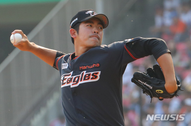 【서울=뉴시스】배훈식 기자 = 12일 오후 서울 송파구 잠실야구장에서 열린 2019 KBO 리그 패넌트레이스 LG 트윈스와 한화 이글스의 경기, 7회말 한화 구원투수 이태양이 역투하고 있다. 2019.05.12. dahora83@newsis.com