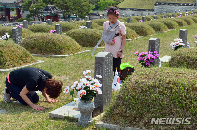 【광주=뉴시스】변재훈 기자 = 5·18민주화운동 39주년 기념식을 일주일 앞둔 12일 광주 북구 운정동 국립 5·18민주묘지에 참배객들의 발걸음이 이어지고 있다. 2019.05.12.   wisdom21@newsis.com