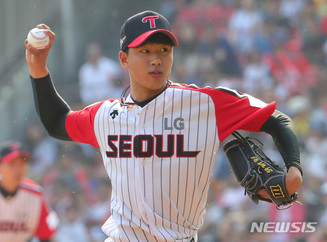 【서울=뉴시스】배훈식 기자 = 12일 오후 서울 송파구 잠실야구장에서 열린 2019 KBO 리그 패넌트레이스 LG 트윈스와 한화 이글스의 경기, 8회초 LG 구원투수 정우영이 역투하고 있다. 2019.05.12. dahora83@newsis.com