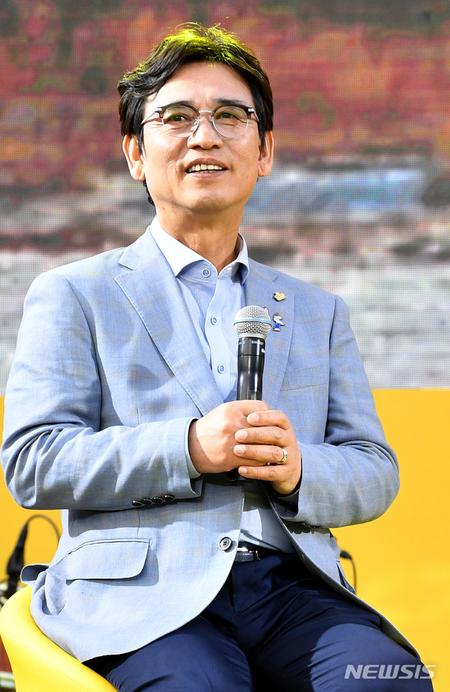 【광주=뉴시스】신대희 기자 = 유시민 노무현재단 이사장이 12일 오후 광주 동구 5·18민주광장에서 열린 '노무현 대통령 서거 10주기 추모 시민문화제' 1부 토크콘서트에서 이종석 전 통일부 장관과 대화하고 있다. 2019.05.12.&nbsp; sdhdream@newsis.com