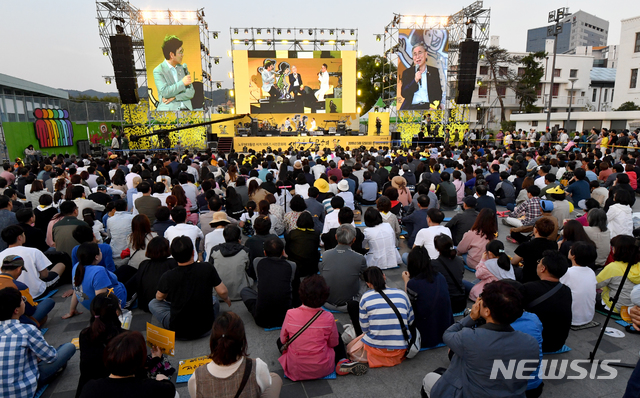 【광주=뉴시스】신대희 기자 = 유시민 노무현재단 이사장과 이종석 전 통일부 장관이 12일 오후 광주 동구 5·18민주광장에서 열린 '노무현 대통령 서거 10주기 추모 시민문화제' 1부 토크콘서트에서 대화하고 있다. 2019.05.12. sdhdream@newsis.com