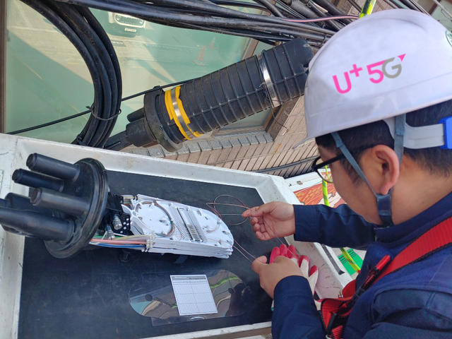 【서울=뉴시스】LG유플러스는 5G 기지국과 중계기, 통신국사를 연결하는 광선로를 체계적으로 관리하고, 장애 발생시 위치와 원인까지 실시간으로 파악할 수 있는 통합 광선로감시시스템을 서울과 수도권 5G 네트워크 및 기업, 홈 서비스 네트워크에 적용을 시작했다고 13일 밝혔다. (사진=LG유플러스 제공) 2019.05.13